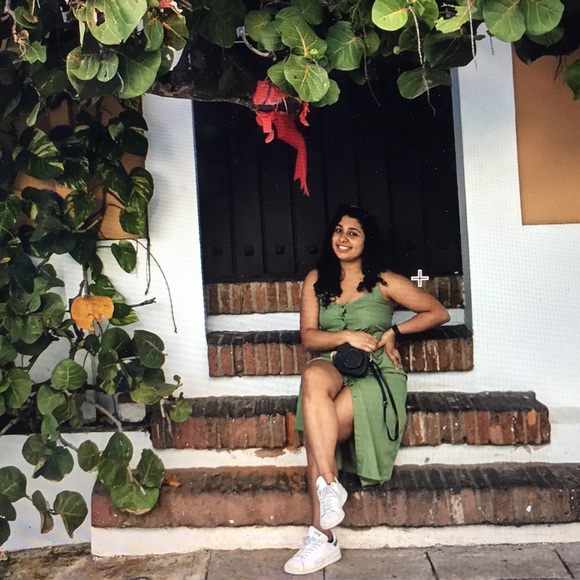 Meet your Posher, Sarah 🏝 - Picture 1 of 1